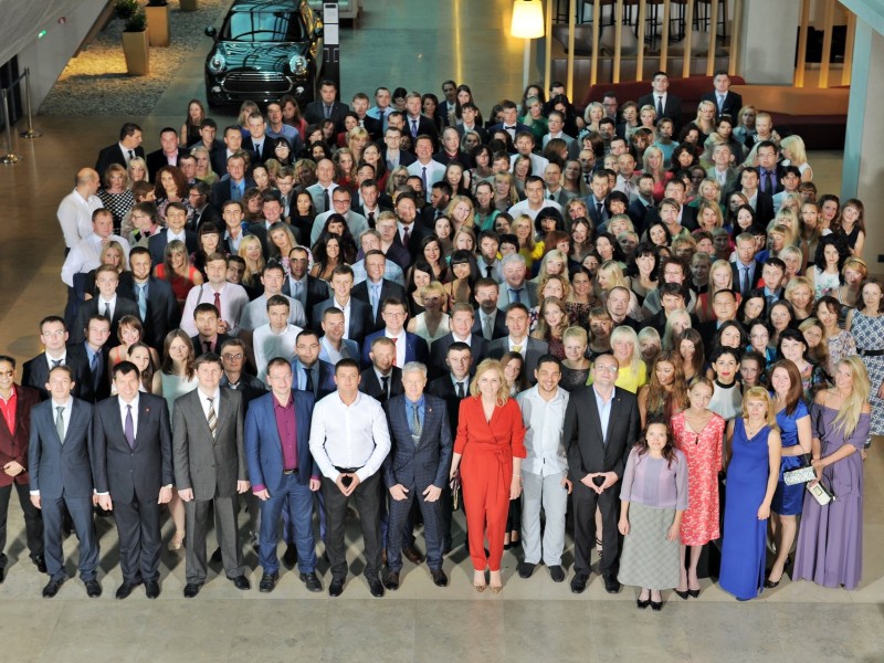 Grupna slika kompanije na događaju