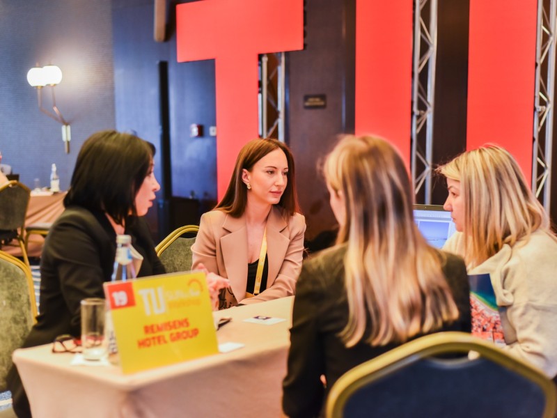 Prodavac i kupac na konferenciji razgovaraju