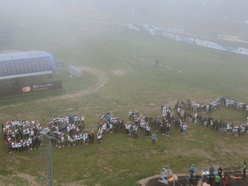 Teambuilding pravljenje slova na livadi