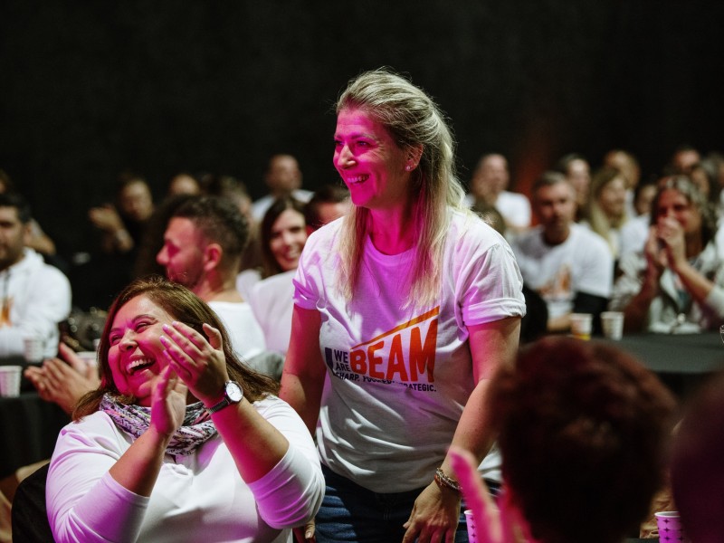 Aplauz za koleginicu na konferenciji