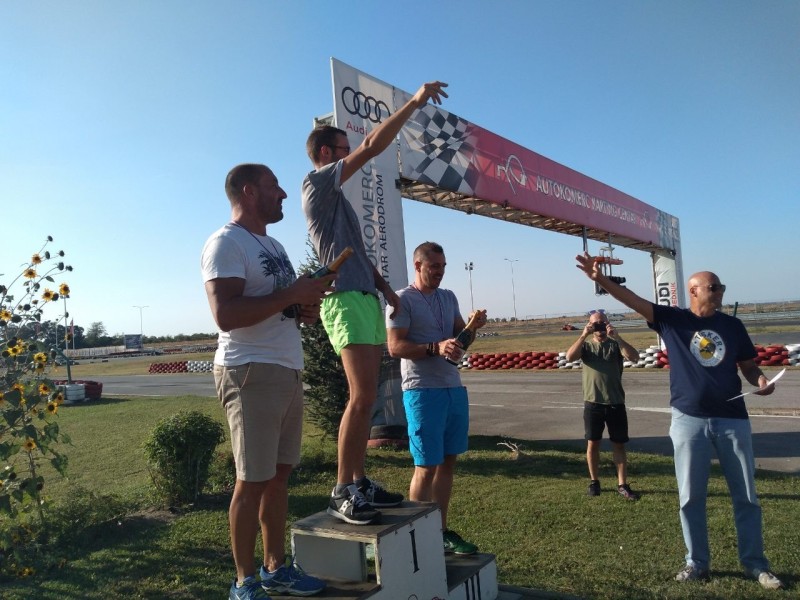 Pobednici kartinga na postolju