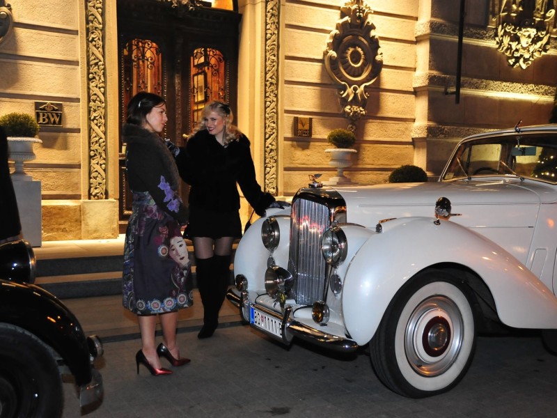 Dve devojke pored starinskog automobila