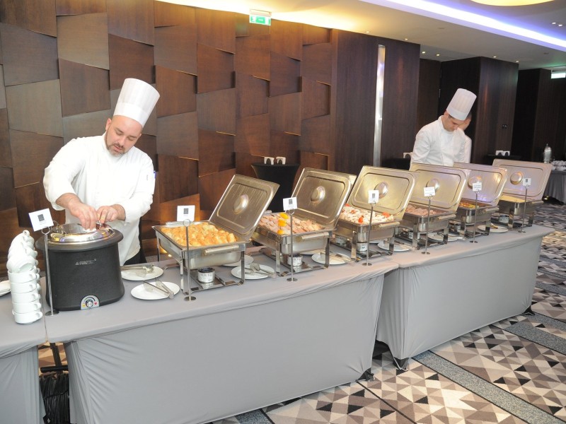 Kuvari pripremaju coffee break ketering