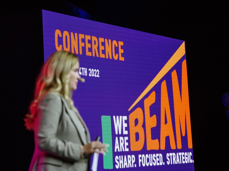 Govornik na bini konferencije