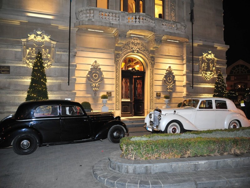 Starinski automobili pred zgradom događaja