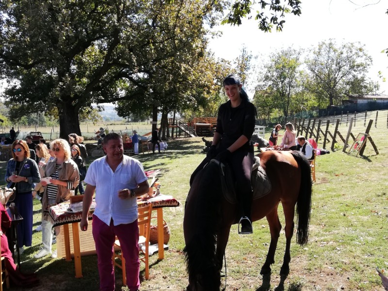 Devojka na konju na etno događaju
