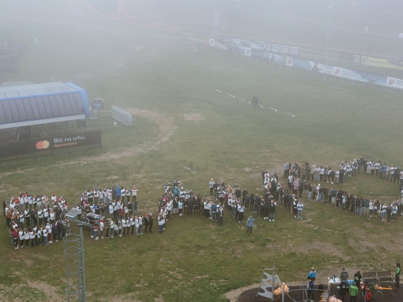 Teambuilding pravljenje slova na livadi
